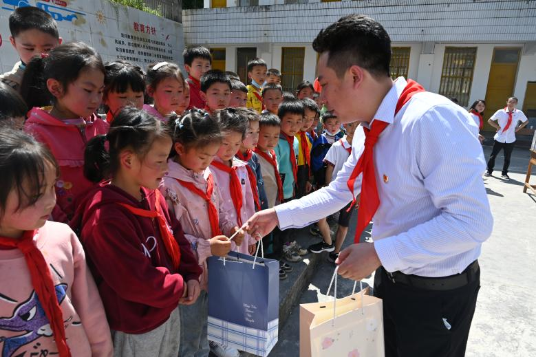 2022.5.30敘古公司團委走進枧槽苗族群英小學開展志愿服務活動3.png
