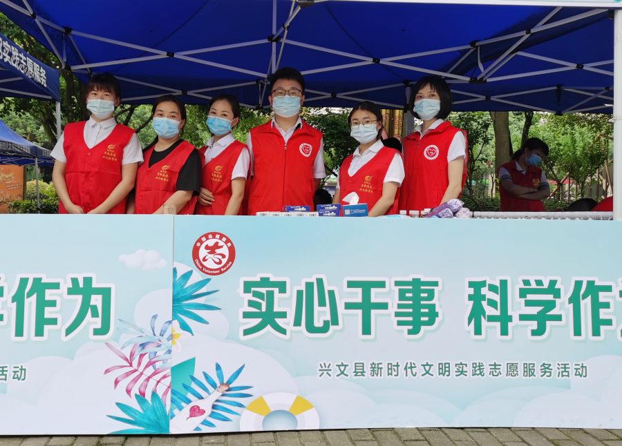 宜敘高速興文收費站團員青年在興文縣二中高考考點開展愛心助考志愿服務活動.jpg