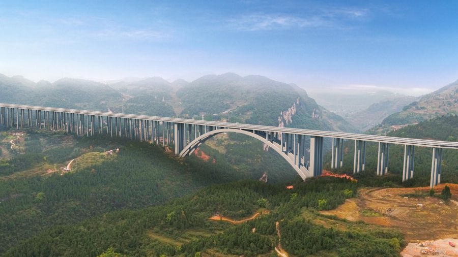 古金高速水落河特大橋，全長1701米，為上承式鋼筋混凝土懸臂澆筑拱橋，跨徑335米，超過世界已知同類型最大跨徑拱橋---美國胡佛水壩大橋332m的跨徑，穩居世界第一。該橋首創數字化智能橋梁建設、管理、施工作業體系，在結構上為大跨度混凝土拱橋的設計提供基礎和參考，為山區寬幅薄壁箱型拱橋的懸臂施工提供技術經驗。.jpg