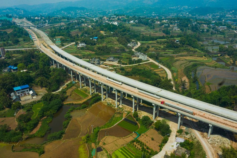瀘永高速公路隆敘鐵路跨線橋設計橋長 482.25m，孔數及孔徑 (孔-m)：19×25；該橋上部結構采用預應力砼(后張) 小箱梁；下部結構橋臺采用 U 臺，橋墩采用柱式墩，橋墩采用樁基礎，橋臺采用擴大基礎。項目的建成為瀘州構建區(qū)域性綜合交通樞紐，打造旅游集散中心提供有力支撐，為帶動成渝經濟區(qū)“雙核五帶”布局，促進成渝地區(qū)區(qū)域合作發(fā)展具有重要意義。.jpg