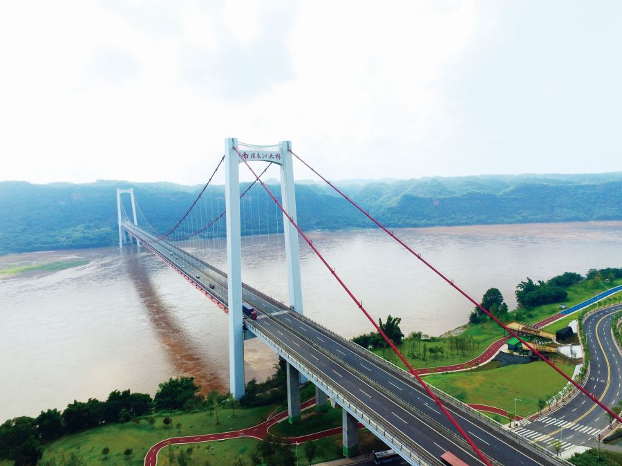 宜瀘高速南溪長江大橋位于四川省宜賓市南溪區(qū)，北端連接羅龍鎮(zhèn)，南端連接江南鎮(zhèn)，是宜瀘高速公路工程建設(shè)中最具影響力的特大型橋梁，是宜瀘高速公路的三大控制性工程之一。大橋為主跨820米的單跨鋼箱梁懸索橋，全橋長1295.89米。設(shè)計時速每小時80公里，設(shè)計寬27.5米，車行道24.5米雙向四車道，加2×1.5米人行道。.jpg