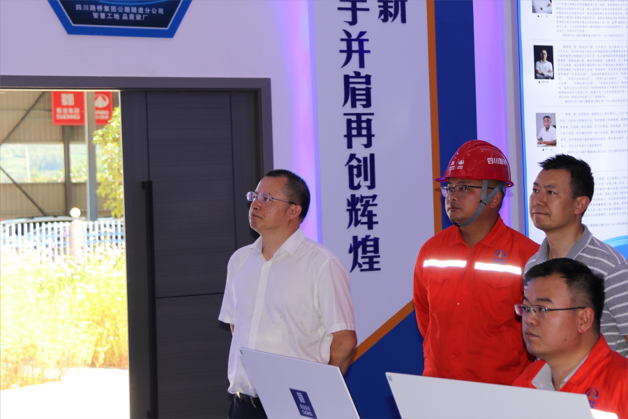 7月13日，蜀道集團資深經理王世忠率隊到沿江高速寧攀段開展2022年半年度安全生產、環境保護、防汛減災專項檢查并開展“夏送清涼”活動 (1).png