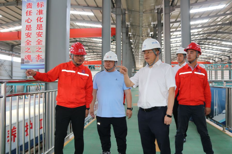 7月13日，蜀道集團資深經理王世忠率隊到沿江高速寧攀段開展2022年半年度安全生產、環境保護、防汛減災專項檢查并開展“夏送清涼”活動 (3).jpg