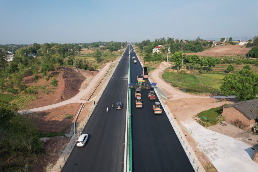 瀘永高速公路ZCB1-LM項目建設已進入路面施工最后的攻堅期和沖刺階段。截至目前，瀘永高速公路項目路面工程已完成約80%。.jpg