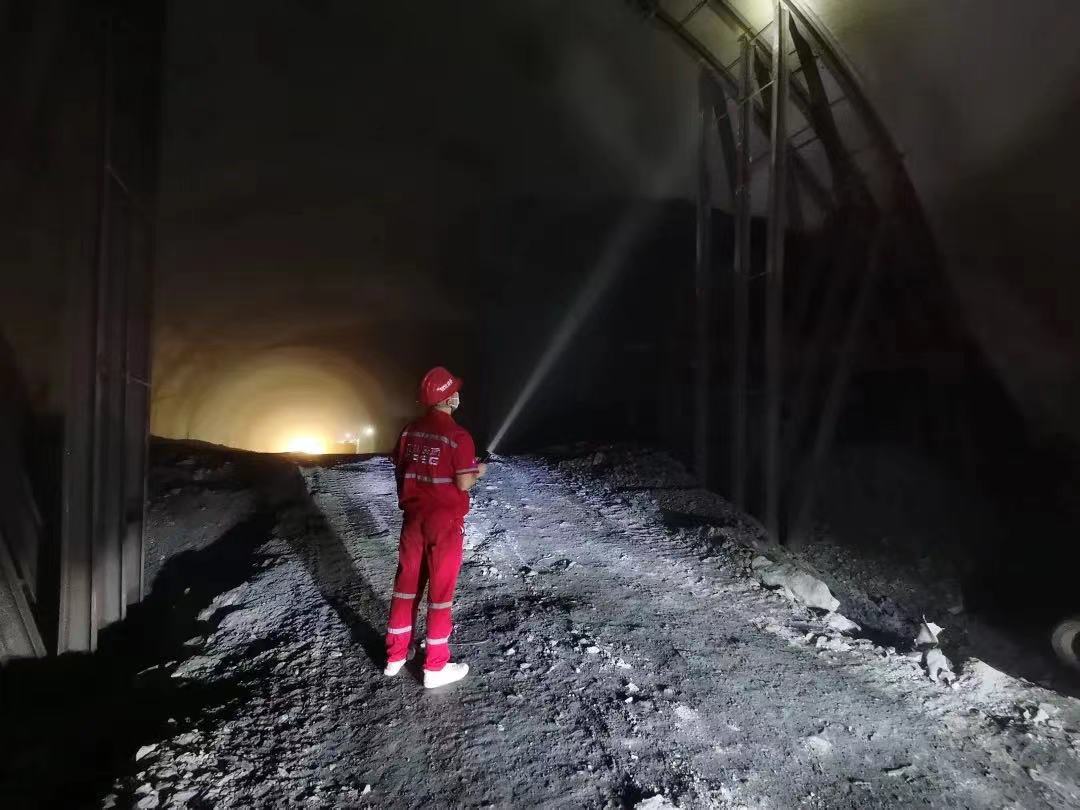 樂漢公司對峨漢高速公路隧道等重點結構物重點部位開展安全隱患排查.jpg