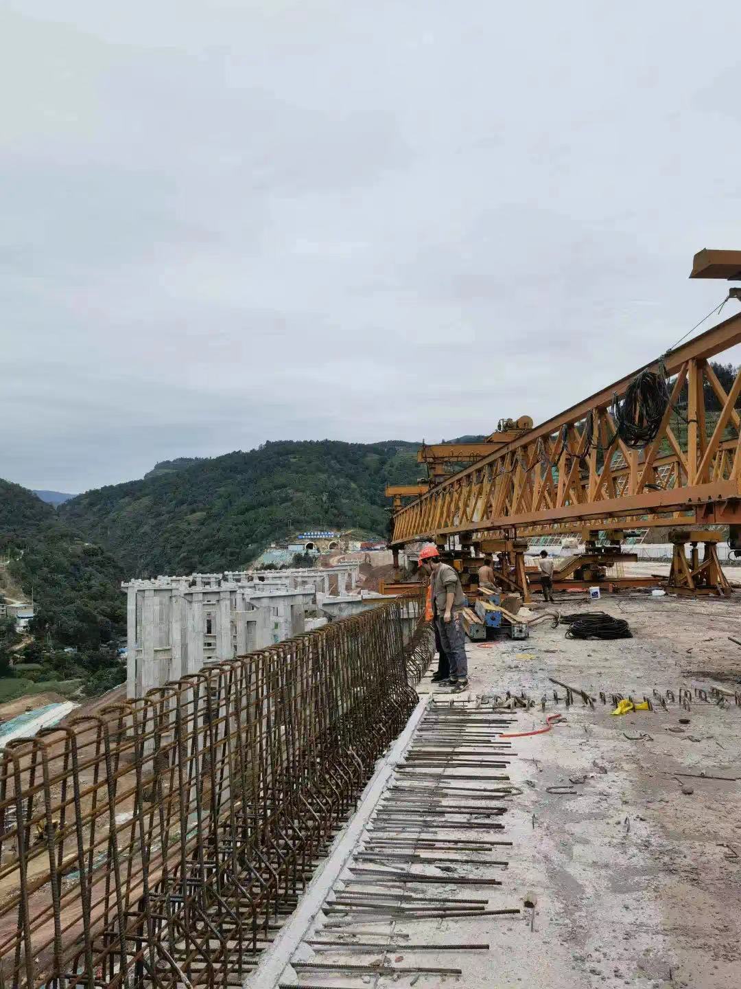 沿江高速寧攀段ZCB1-9、10項目震后排查架梁現場.jpg