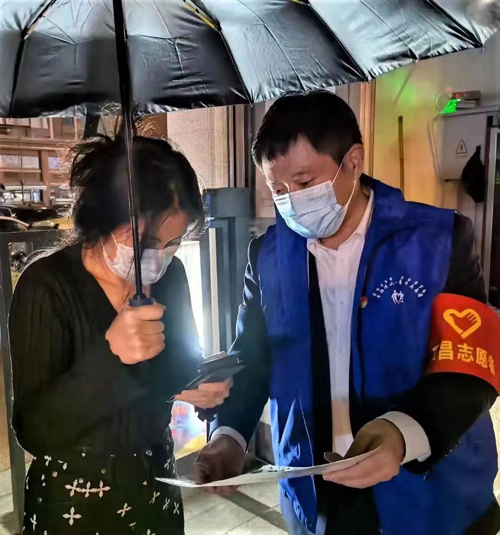 西香公司黨員協助社區開展核酸檢測、人員排查工作.jpg