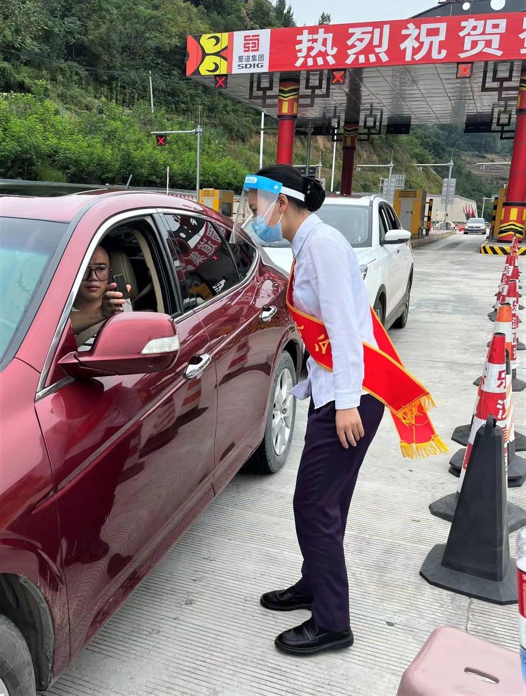 樂漢公司黨員協助高速交警檢查出站司乘的行程卡、健康碼.jpg