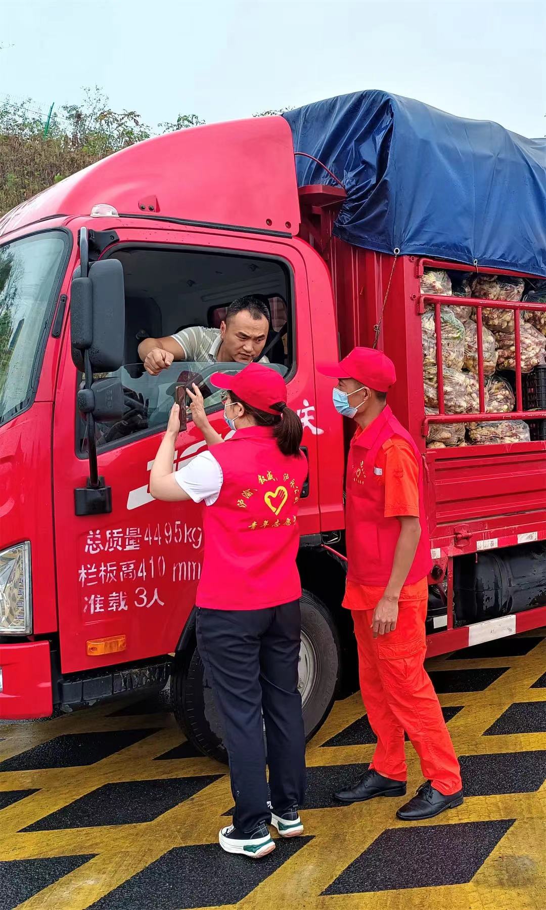 瀘渝公司志愿者協助檢查司乘人員健康碼、行程卡、核酸檢測報告.jpg