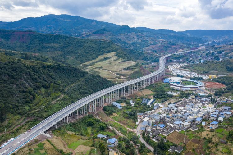 沿江高速先期通車段梁板架設(shè)完成.jpg